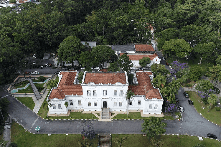 Biblioteca histórica do Instituto Butantan.